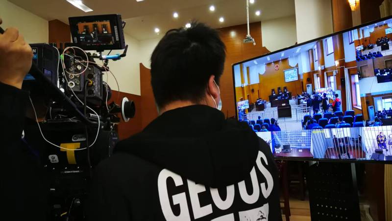AI生成VS人工创意——汇川区广告片拍摄公司的技术浪漫主义实践